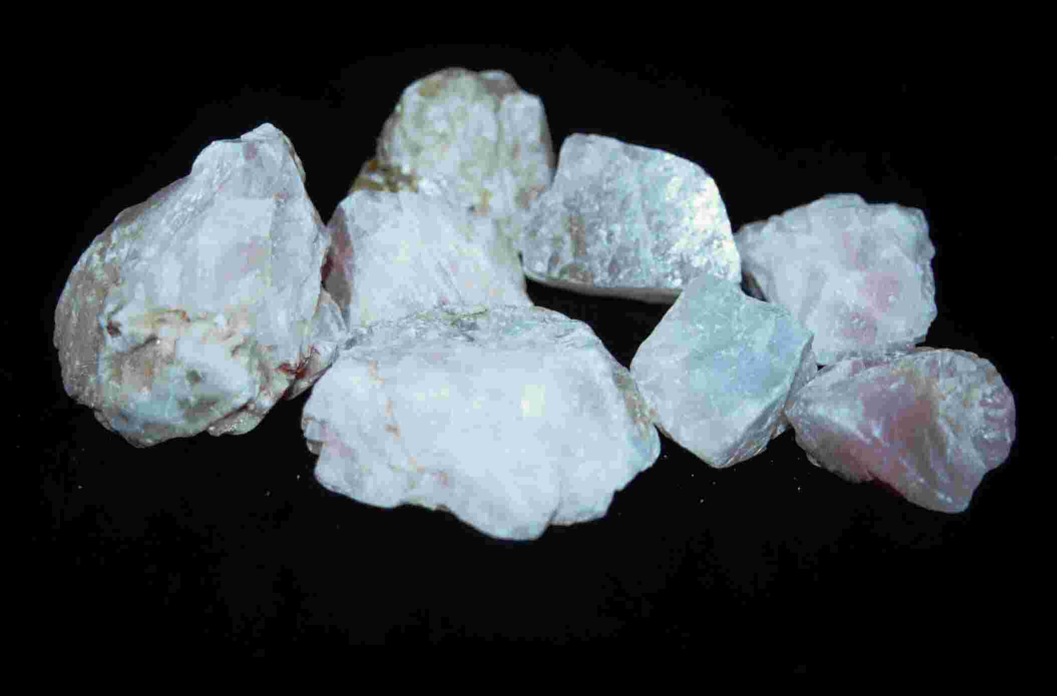 Белый минерал. Тяжелый белый минерал. Белые минералы с названиями. Виды минералов белого цвета. Горные породы известняк слюда